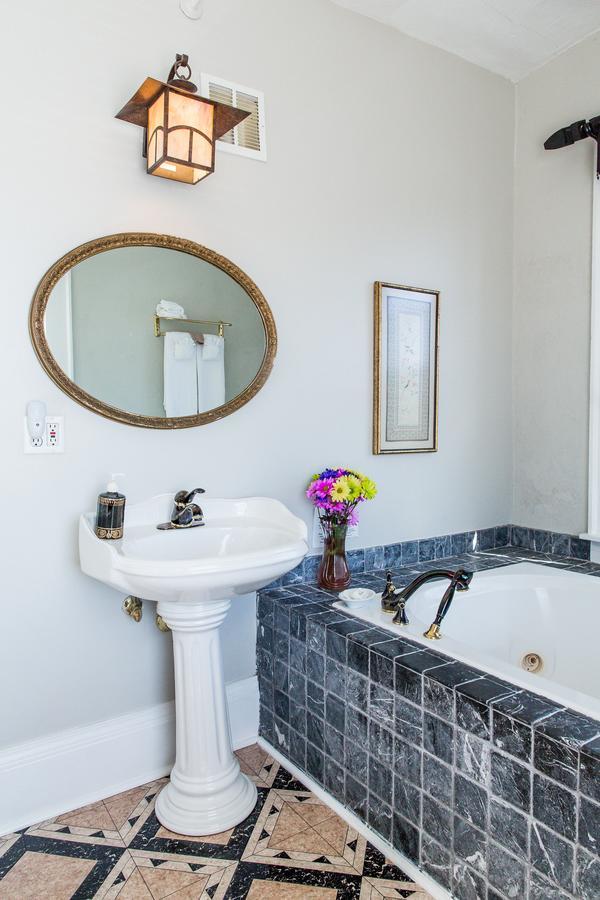 The Henderson Bed and Breakfast Hendersonville Buitenkant foto